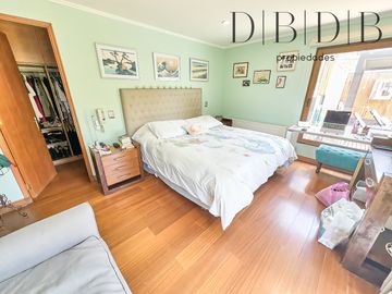 CASA EN VITACURA CON VISTA AL CERRO Y PISCINA