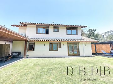 CASA EN VITACURA CON VISTA AL CERRO Y PISCINA