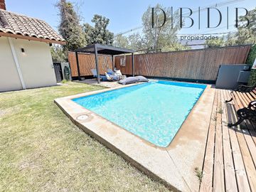 CASA EN VITACURA CON VISTA AL CERRO Y PISCINA