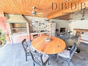 CASA EN VITACURA CON VISTA AL CERRO Y PISCINA