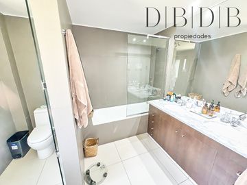 CASA EN VITACURA CON VISTA AL CERRO Y PISCINA