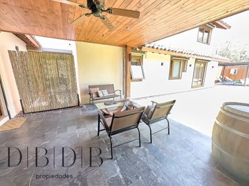 CASA EN VITACURA CON VISTA AL CERRO Y PISCINA