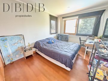 CASA EN VITACURA CON VISTA AL CERRO Y PISCINA