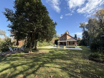 Casa chalet estilo moderno en Venta en barrio privado Club Campos de Golf Las Praderas De Lujan.