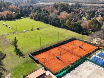 Casa chalet estilo moderno en Venta en barrio privado Club Campos de Golf Las Praderas De Lujan.
