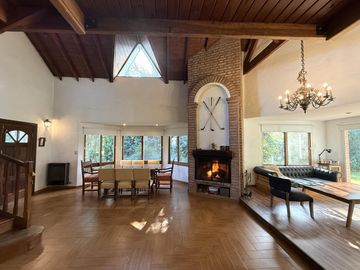 Casa chalet estilo moderno en Venta en barrio privado Club Campos de Golf Las Praderas De Lujan.