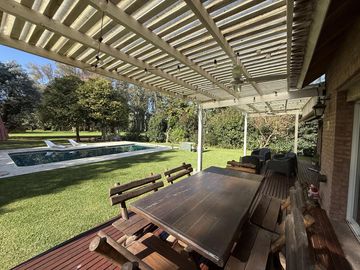 Casa chalet estilo moderno en Venta en barrio privado Club Campos de Golf Las Praderas De Lujan.