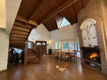 Casa chalet estilo moderno en Venta en barrio privado Club Campos de Golf Las Praderas De Lujan.