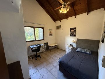 Casa chalet estilo moderno en Venta en barrio privado Club Campos de Golf Las Praderas De Lujan.