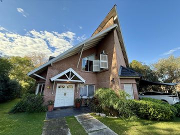 Casa chalet estilo moderno en Venta en barrio privado Club Campos de Golf Las Praderas De Lujan.