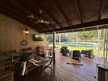 Casa chalet estilo moderno en Venta en barrio privado Club Campos de Golf Las Praderas De Lujan.