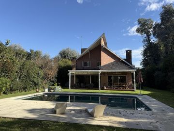 Casa chalet estilo moderno en Venta en barrio privado Club Campos de Golf Las Praderas De Lujan.