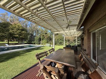 Casa chalet estilo moderno en Venta en barrio privado Club Campos de Golf Las Praderas De Lujan.