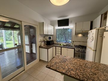 Casa chalet estilo moderno en Venta en barrio privado Club Campos de Golf Las Praderas De Lujan.