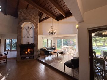Casa chalet estilo moderno en Venta en barrio privado Club Campos de Golf Las Praderas De Lujan.