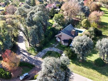 Casa chalet estilo moderno en Venta en barrio privado Club Campos de Golf Las Praderas De Lujan.