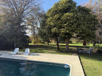 Casa chalet estilo moderno en Venta en barrio privado Club Campos de Golf Las Praderas De Lujan.