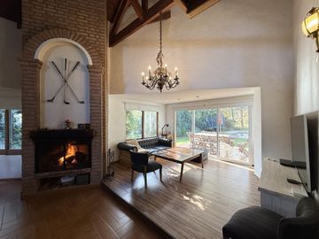 Casa chalet estilo moderno en Venta en barrio privado Club Campos de Golf Las Praderas De Lujan.