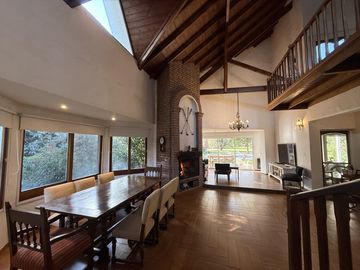 Casa chalet estilo moderno en Venta en barrio privado Club Campos de Golf Las Praderas De Lujan.