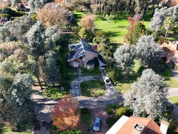 Casa chalet estilo moderno en Venta en barrio privado Club Campos de Golf Las Praderas De Lujan.