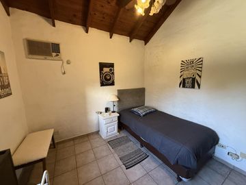 Casa chalet estilo moderno en Venta en barrio privado Club Campos de Golf Las Praderas De Lujan.