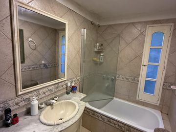 Casa chalet estilo moderno en Venta en barrio privado Club Campos de Golf Las Praderas De Lujan.