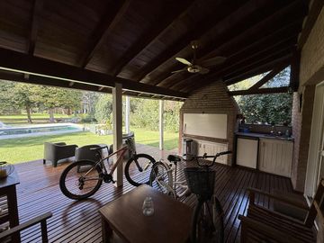 Casa chalet estilo moderno en Venta en barrio privado Club Campos de Golf Las Praderas De Lujan.