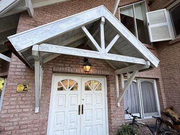 Casa chalet estilo moderno en Venta en barrio privado Club Campos de Golf Las Praderas De Lujan.