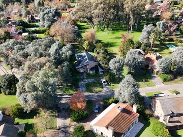 Casa chalet estilo moderno en Venta en barrio privado Club Campos de Golf Las Praderas De Lujan.