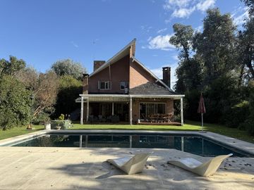 Casa chalet estilo moderno en Venta en barrio privado Club Campos de Golf Las Praderas De Lujan.