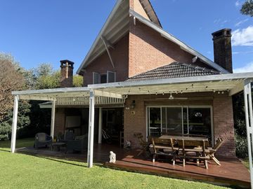 Casa chalet estilo moderno en Venta en barrio privado Club Campos de Golf Las Praderas De Lujan.