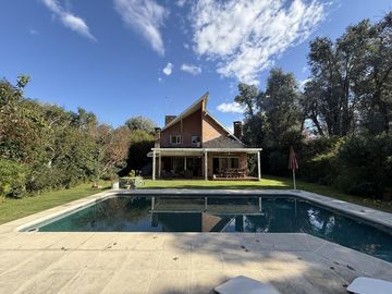 Casa chalet estilo moderno en Venta en barrio privado Club Campos de Golf Las Praderas De Lujan.