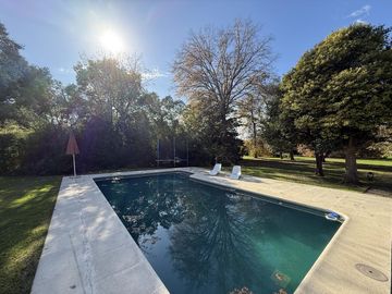 Casa chalet estilo moderno en Venta en barrio privado Club Campos de Golf Las Praderas De Lujan.