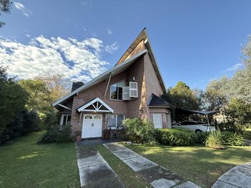 Casa chalet estilo moderno en Venta en barrio privado Club Campos de Golf Las Praderas De Lujan.