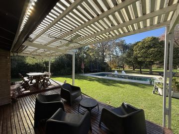Casa chalet estilo moderno en Venta en barrio privado Club Campos de Golf Las Praderas De Lujan.