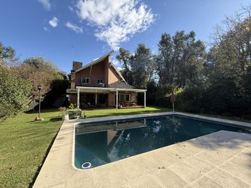 Casa chalet estilo moderno en Venta en barrio privado Club Campos de Golf Las Praderas De Lujan.