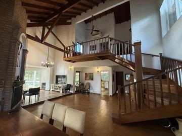 Casa chalet estilo moderno en Venta en barrio privado Club Campos de Golf Las Praderas De Lujan.