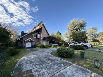 Casa chalet estilo moderno en Venta en barrio privado Club Campos de Golf Las Praderas De Lujan.