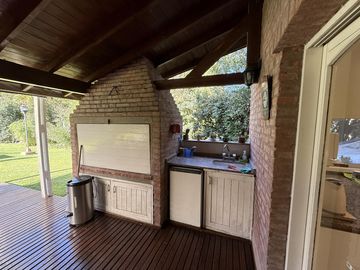 Casa chalet estilo moderno en Venta en barrio privado Club Campos de Golf Las Praderas De Lujan.