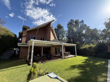 Casa chalet estilo moderno en Venta en barrio privado Club Campos de Golf Las Praderas De Lujan.