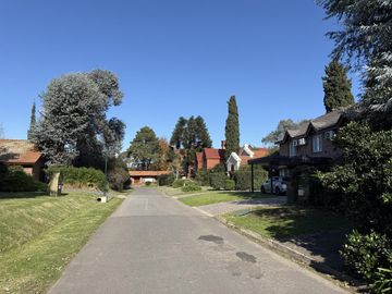 Casa chalet estilo moderno en Venta en barrio privado Club Campos de Golf Las Praderas De Lujan.