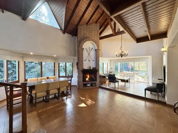 Casa chalet estilo moderno en Venta en barrio privado Club Campos de Golf Las Praderas De Lujan.