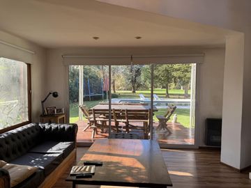Casa chalet estilo moderno en Venta en barrio privado Club Campos de Golf Las Praderas De Lujan.