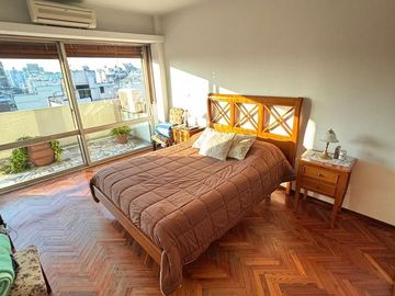 Excelente Piso entero de 4 Amb. c/dep, Balcón terraza al frente, cochera y baulera. Muy luminoso!!
