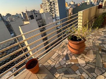 Excelente Piso entero de 4 Amb. c/dep, Balcón terraza al frente, cochera y baulera. Muy luminoso!!