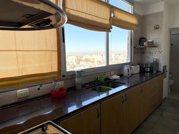 Excelente Piso entero de 4 Amb. c/dep, Balcón terraza al frente, cochera y baulera. Muy luminoso!!
