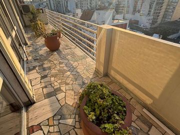 Excelente Piso entero de 4 Amb. c/dep, Balcón terraza al frente, cochera y baulera. Muy luminoso!!