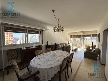 Excelente Piso entero de 4 Amb. c/dep, Balcón terraza al frente, cochera y baulera. Muy luminoso!!