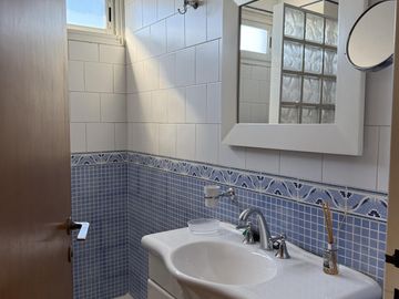 Excelente Piso entero de 4 Amb. c/dep, Balcón terraza al frente, cochera y baulera. Muy luminoso!!