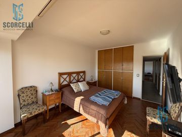 Excelente Piso entero de 4 Amb. c/dep, Balcón terraza al frente, cochera y baulera. Muy luminoso!!